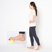 テニスボールで足裏を刺激して循環アップ！【脚のむくみ解消ストレッチSTEP1】 | beautygirl