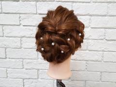 髪に散りばめた小さなアクセにときめく♪ドレスに似合う華やか編み込みヘアアレンジ