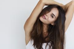 「分かれ前髪」はNG！老けを感じさせる、やっちゃダメな髪型