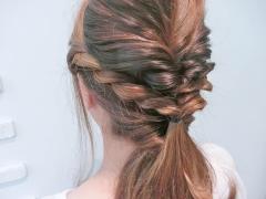 大人女子にぴったりなローポニースタイル。くるりんぱとねじり編みで作れる簡単アレンジ