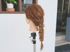 休日はガーリーに、おしゃれ三つ編みスタイル☆まっすぐ編んだ毛束がかわいい