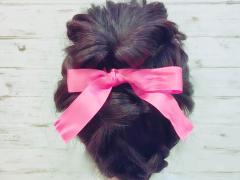 ピンクのリボンが決め手！ミディアムヘアさん向け、華やかなパーティーアップヘア