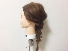 くるりんぱにして三つ編みをつくるだけ！簡単編みおろしヘアアレンジの作り方
