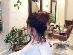 しっとり質感の濡れ髪スタイリング！束感のあるお団子ヘアスタイルが色っぽい