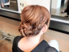 三つ編みを3本作るだけでアップスタイルが完成！簡単お呼ばれヘアの作り方