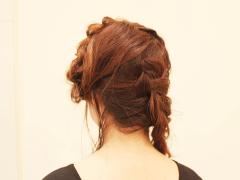 お呼ばれには、アンバランスなコサージュ風へアアレンジでダウンスタイルも華やかに＊