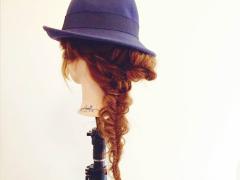 ハットに似合うフィッシュボーンヘアアレンジで、大人かわいいを手に入れる！