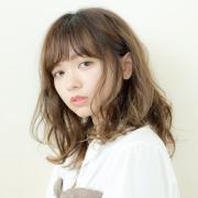 硬い髪もふんわり！ 甘い表情を作るウェーブ×アッシュベージュの柔らかミディ | lMAQUIA