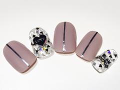 トライアングルホログラム＆ロゴで大人ポップに【365日ネイル】 |