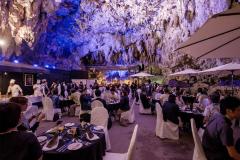 神秘的な“洞窟レストラン”が沖縄に開店！鍾乳洞ステージで生ライブを披露