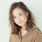 起きてスグ可愛い！ カラーで遊びを効かせたナチュラルウェーブミディ | lMAQUIA