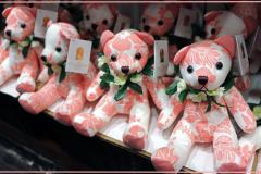 ピンクがあふれるキュートなお店でロイヤルハワイアンのオリジナルグッズをショップ