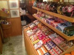 「駄菓子バー」過去最大店舗が新宿に 駄菓子食べ放題の夢の空間