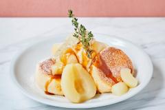スフレパンケーキ専門店「フリッパーズ」代官山にOPEN、限定メニューは洋梨丸ごと1個使用