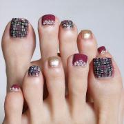 秋冬トレンドを足先にも！ シックで可愛いグレンチェックネイル【ギ☆のセルフネイル手本