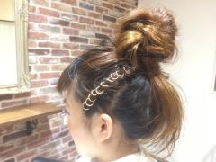 ヘアリングって知ってる？注目のヘアアクセを使った編み込みお団子ヘアアレンジ