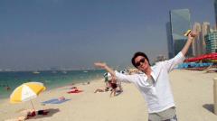 “新人リポーター”藤原竜也、ドバイに降臨　体当たり調査でびしょ濡れに