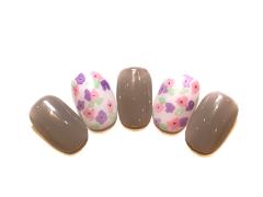 フェミニンな花柄で大人かわいく♡【365日ネイル】 |