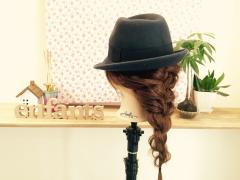 毛束を差し込むだけでできちゃう編み方!?ハットにも合う編み込み風エビ編みスタイル