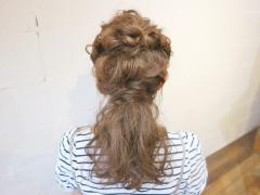 大人のゆる感。ねじり編みだけで作る簡単ヘアアレンジで上手にこなれましょ♪