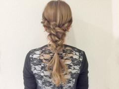 不器用さんでもできる簡単アレンジで美人度アップ♡ くるりんぱと三つ編み作るローポニー