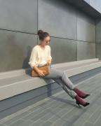 デコルテ見せて色気アップ♡Vネックと合わせたいヘアアレンジ