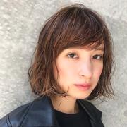 クールな女らしさで差をつける、タイトシルエットのウェーブボブ | lMAQUIA
