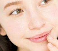 リップケア｜昼ケア＆夜ケアの基本方法・人気アイテムまとめ【保存版】 |