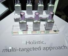 エスティ ローダーの新トータルエイジングケアセラムが美容液の歴史を塗り替える！ |