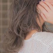 髪の中から発色する『アドミオカラー』で冬の光を纏ったような質感カラーに♡ 2017 AW