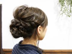 低めボリュームで落ち着きのあるかわいさに！ねじり編みがポイントのシニヨンヘア
