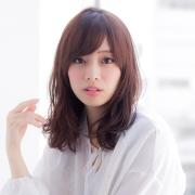 ナチュラルな上質さが嬉しい、大人ガールのほつれウェーブミディアム | lMAQUIA