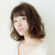 ゆるウェーブ×美肌カラーで、甘めフェミニンなロマンティックボブにシフト | lMAQUIA