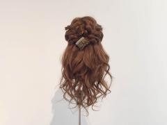 ナチュラルで上品な雰囲気に！肩周り華やかなねじり編みハーフアップアレンジ