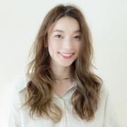 今冬のロングは軽さがマスト！ ハイライト×レイヤーで定番ヘアをおしゃれに | lMAQUIA