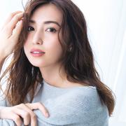 トレンドのマットリップに＋1アイテムするだけで、唇の縦筋が気にならなくなる！ |