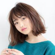 丸顔やエラ張りを補正！ 自由に揺れ動くカールが可愛い気まぐれ質感ボブ | lMAQUIA