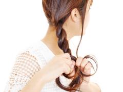 簡単だけど知らない人も多い？ こなれヘアアレンジに欠かせない「ねじり編み」の作り方
