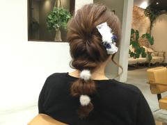 独特の丸みがかわいい玉ねぎヘアアレンジ！超簡単なローポニーテールスタイルで！