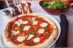 石窯で焼いた本格ピザが楽しめる「フラワー＆バーレー」