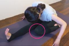 リラックスして内臓を整える。美脚もつくれる眠る前ストレッチ