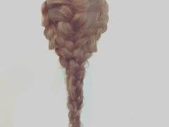 ガーリーに秋冬っぽく♪簡単に『こなれ感』が出せる三つ編みアレンジの作り方♪