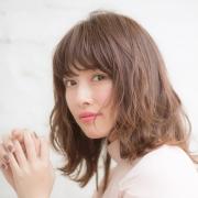 男女ウケどちらも抜群！ 女っぽさとカジュアル感のバランスが絶妙なゆるふわミディ | lMA