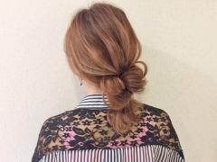 髪の毛を結んで作る結び目がかわいい！ノットヘア風簡単ひとつ結びヘアアレンジ