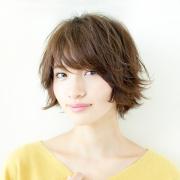 ネックラインも美しく見せる、色っぽカジュアルなスウィングショートヘア | lMAQUIA