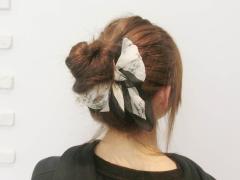 “簡単お団子ヘアスタイル”のスカーフをちょい足しアレンジ術でおしゃれにイメチェン