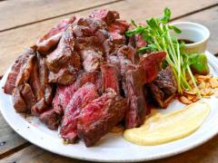 ガッツリ、うまい「赤身肉」づくし！ 肉の名峰『肉山』プロデュースの「ステーキハウス」