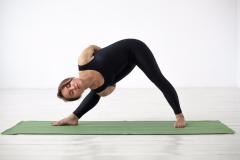 太もも・ふくらはぎをスラッと細く。美脚メイク＆肩凝り解消ヨガポーズ