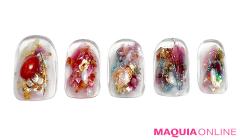 異素材の輝きを閉じ込めた、「大人のクリスマス」ネイル | lMAQUIA