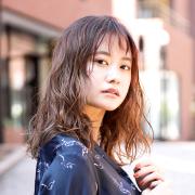 スタイリングが楽々！ 濡れ髪ウェーブで、高感度な大人っぽセミディ | lMAQUIA